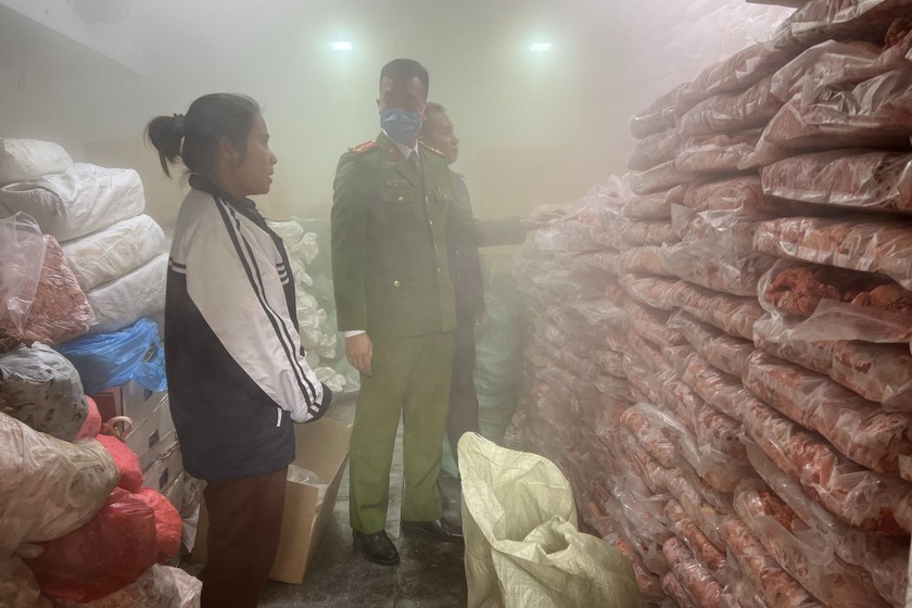 Lực lượng chức năng kiểm tra kho hàng thực phẩm tại địa bàn huyện Thường Tín, TP Hà Nội. (Ảnh: Cục QLTT Hà Nội)