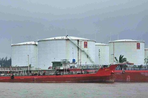 Tổng kho xăng dầu của Hải Hà Petro và các tàu chở dầu bị niêm phong. (ảnh: Báo Lao động).