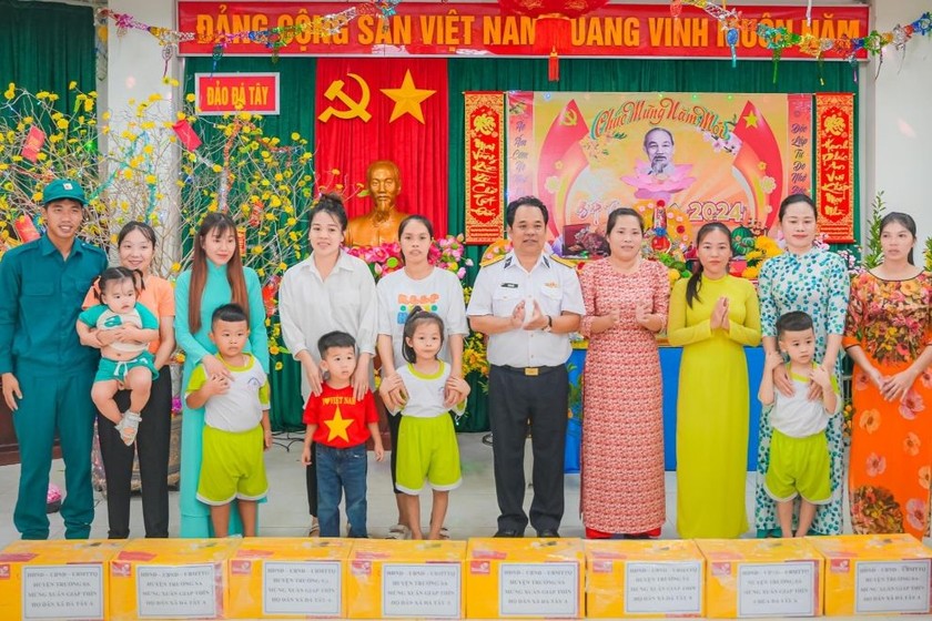 Tặng quà cho người dân đảo Đá Tây A, huyện Trường Sa. (Ảnh: Nguyễn Toàn)