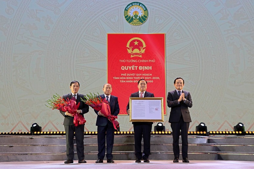 Phó Thủ tướng Trần Lưu Quang trao Quyết định Quy hoạch tỉnh Hòa Bình thời kỳ 2021 - 2030, tầm nhìn đến năm 2050. (Ảnh: Thanh Hải/TTXVN)