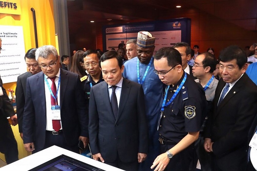 Phó Thủ tướng Trần Lưu Quang và các đại biểu tham quan Hội nghị và Triển lãm công nghệ năm 2023 của WCO do Hải quan Việt Nam đăng cai tổ chức tháng 10/2023. (Ảnh: PV).