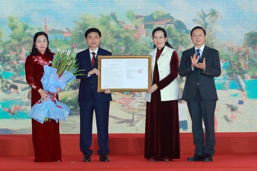 Phó Thủ tướng Trần Hồng Hà trao Quyết định phê duyệt Quy hoạch tỉnh Hà Nam. (Nguồn ảnh: VGP)