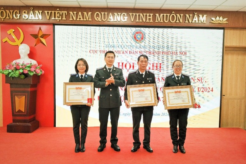 Cục trưởng Cục THADS Hà Nội Phạm Văn Dũng tặng thưởng cho các cá nhân có thành tích xuất sắc trong công tác THADS năm 2023.