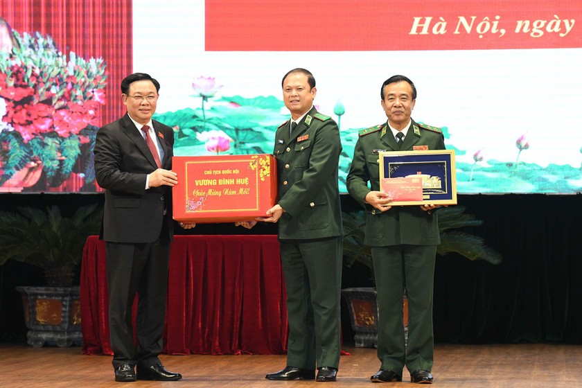Chủ tịch Quốc hội Vương Đình Huệ tặng quà Tết cho Bộ đội Biên phòng. (Nguồn ảnh: daibieunhandan.vn).