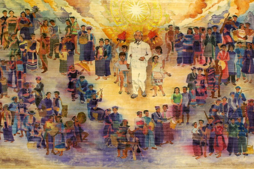 Bác Hồ với đồng bào các dân tộc Việt Nam (tranh lụa của họa sĩ Trần Minh Thái). (Ảnh tư liệu).
