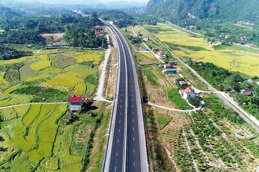 Hệ thống đường cao tốc tạo thành "long mạch" phát triển đất nước (Ảnh: Minh Hữu).