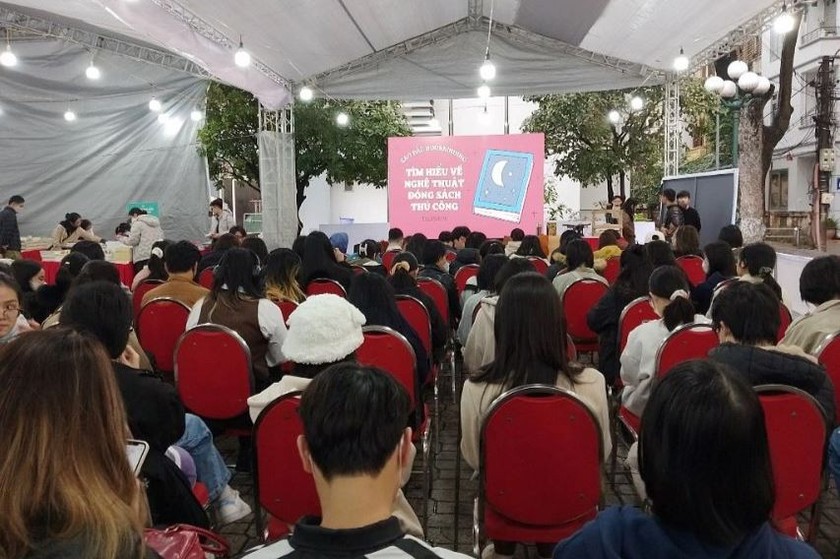 Sự kiện “Tìm hiểu về nghệ thuật đóng sách thủ công” thu hút được rất nhiều bạn trẻ tò mò về ngành nghề tương đối mới lạ này tại Việt Nam. (Nguồn ảnh: báo DS) 