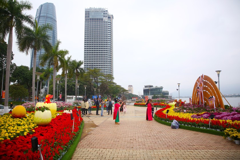 Lượng khách tăng cao, Đà Nẵng giữ lại đường hoa Xuân đến hết Tết Nguyên tiêu cho người dân và du khách check-in.