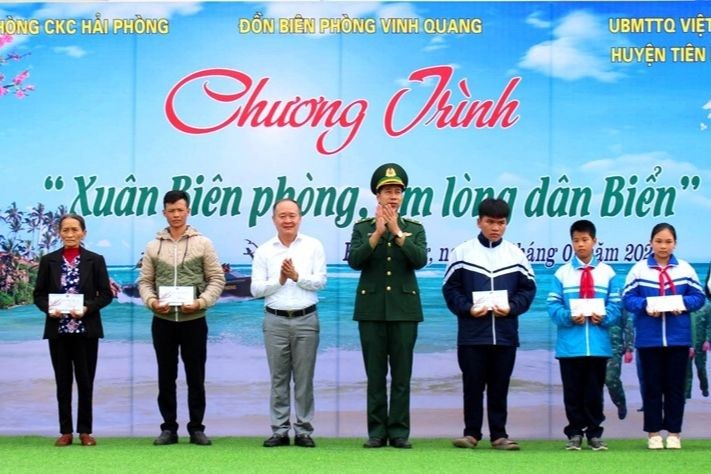 ĐBP Vinh Quang tổ chức tặng quà các hộ gia đình có hoàn cảnh khó khăn trên địa bàn đóng quân. (Ảnh: Xuân Chính)