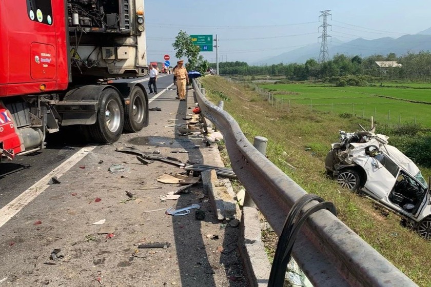 Hiện trường vụ tai nạn trên cao tốc Cam Lộ - La Sơn. (Nguồn: Thanhnien.vn).