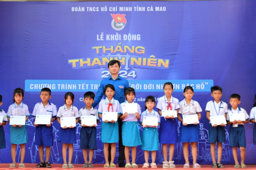 Bí thư T.Ư Đoàn Nguyễn Minh Triết trao tặng 15 suất học bổng cho học sinh xã Khánh Bình Tây, huyện Trần Văn Thời. 