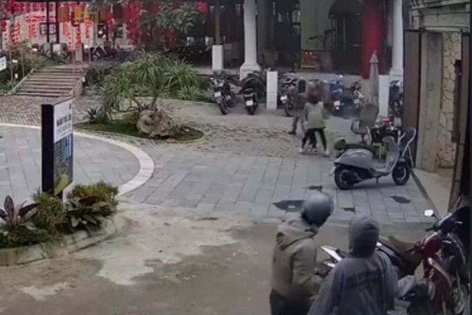 Hình ảnh nam bảo vệ quán cà phê ở ngõ Trung Tiền, phường Khâm Thiên bị hành hung. (Ảnh: Người đưa tin).