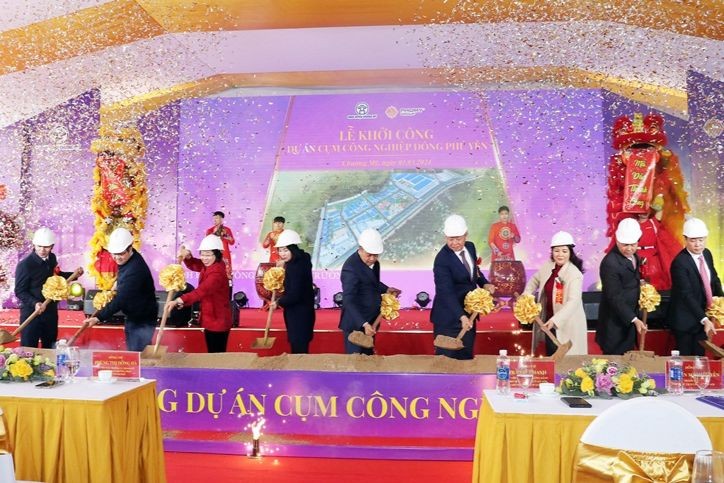 Các đồng chí lãnh đạo Thành phố và Huyện Chương Mỹ, Tập đoàn Phú Mỹ khởi công Cụm công nghiệp Đông Phú Yên.