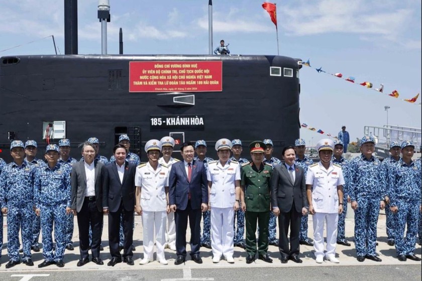 Chủ tịch Quốc hội Vương Đình Huệ và đoàn công tác chụp ảnh lưu niệm với cán bộ và thủy thủ Lữ đoàn. (Ảnh: Nhan Sáng/TTXVN)