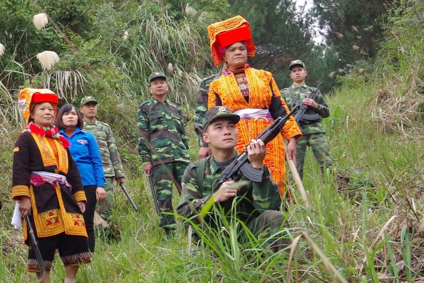 Nhân dân xã Mẫu Sơn (huyện Lộc Bình, tỉnh Lạng Sơn) tham gia tuần tra biên giới cùng BĐBP. (Ảnh: Đình Quang)