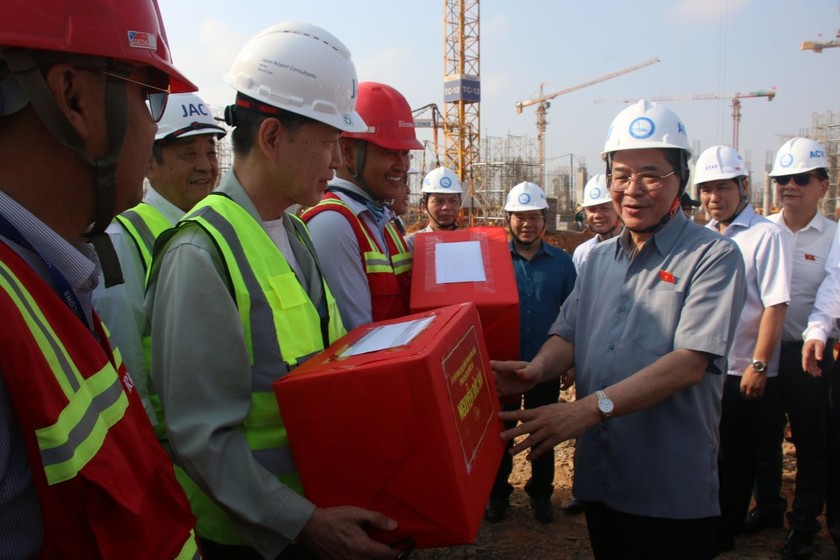 Phó Chủ tịch Quốc hội Nguyễn Đức Hải động viên, trao quà tặng đội ngũ kỹ sư, công nhân trên công trường. (Ảnh: quochoi.vn).