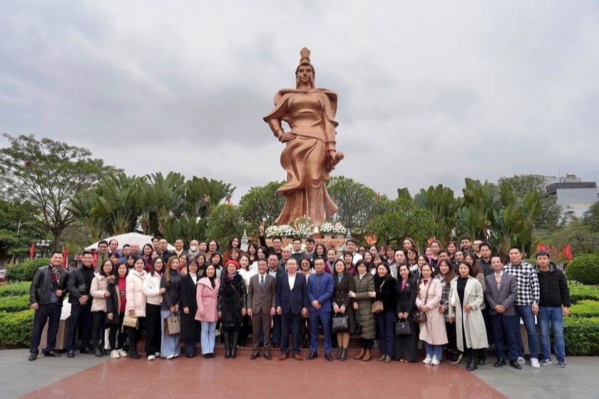 Đảng bộ Báo Pháp luật Việt Nam dâng hương tại Tượng đài Nữ tướng Lê Chân. (ảnh: Báo PLVN)
