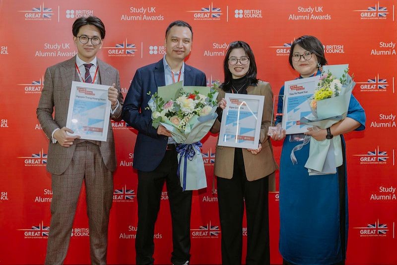 Cô gái Triệu Thị Thanh Trúc (người ngoài cùng bên phải) nhận Giải Tác động xã hội trong khuôn khổ Giải thưởng Study UK Alumni Awards 2023-24. (Nguồn ảnh: Hội đồng Anh)
