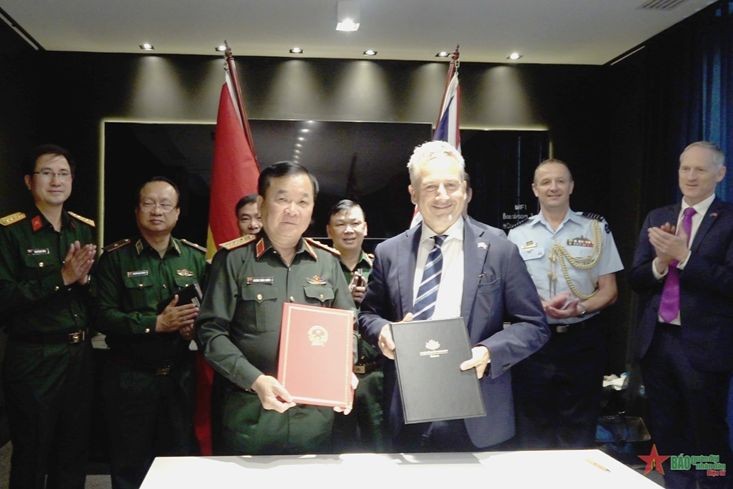 Thượng tướng Hoàng Xuân Chiến và ngài Hugh Jeffrey ký biên bản Đối thoại CSQP Việt Nam - Australia lần thứ 7. (Ảnh: Lam Hạnh)
