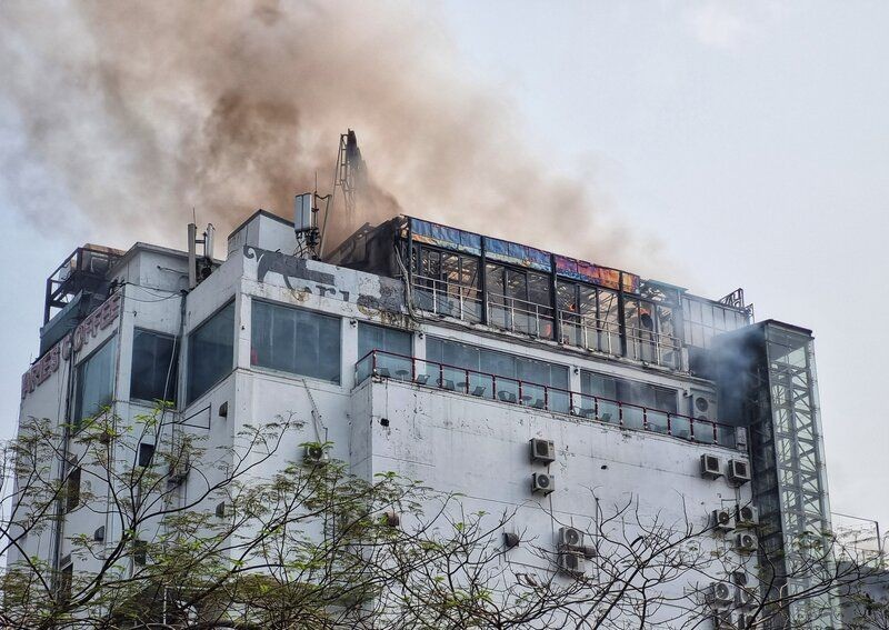 Cháy lớn tại tòa nhà cao tầng trên phố Ô Chợ Dừa sáng 12/3. (Ảnh: PV)