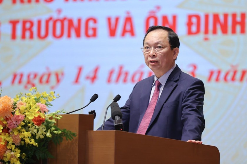 Phó Thống đốc Thường trực NHNN Đào Minh Tú trình bày báo cáo. (Ảnh VGP)