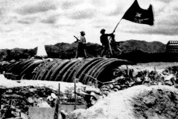 Lá cờ “Quyết chiến - Quyết thắng” của QĐND Việt Nam tung bay trên nóc hầm tướng De Castries, ngày 7/5/1954. (Ảnh: tư liệu).