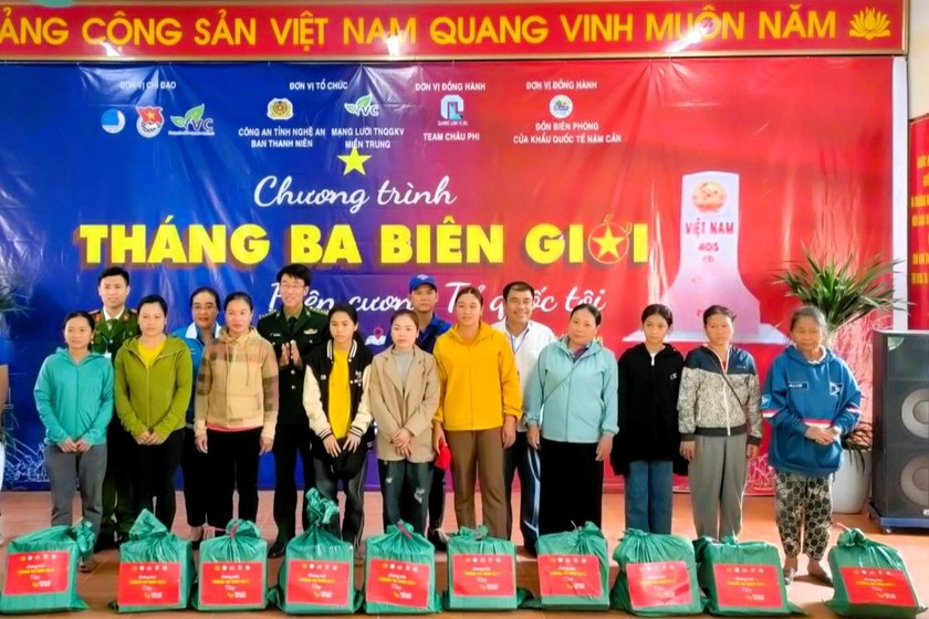 Bộ đội Biên phòng tặng quà cho người dân Nghệ An. (Ảnh: Lê Thạch).