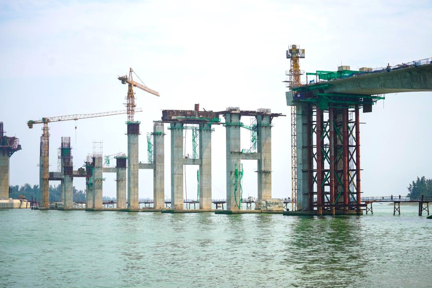 Dự án tuyến đường bộ ven biển và cầu vượt cửa biển Thuận An (thành phố Huế) đang được đẩy nhanh tiến độ thi công để thông tuyến theo dự kiến vào cuối năm 2024. (Ảnh: Thùy Nhung)