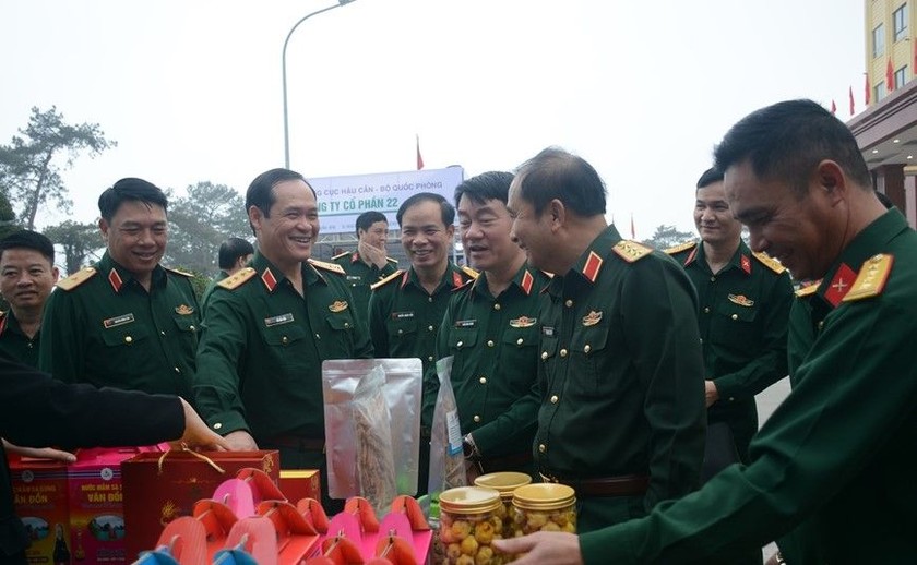Thượng tướng Vũ Hải Sản và các đại biểu tham quan sản phẩm sản xuất kinh doanh của các DNQĐ được trưng bày tại Hội nghị. (Ảnh: Kim Ngọc) 