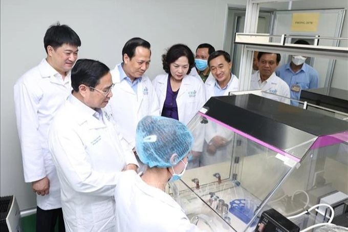 Thủ tướng Phạm Minh Chính thăm đơn vị giám định ADN xác định danh tính hài cốt liệt sĩ. (Ảnh: Báo Dân sinh)