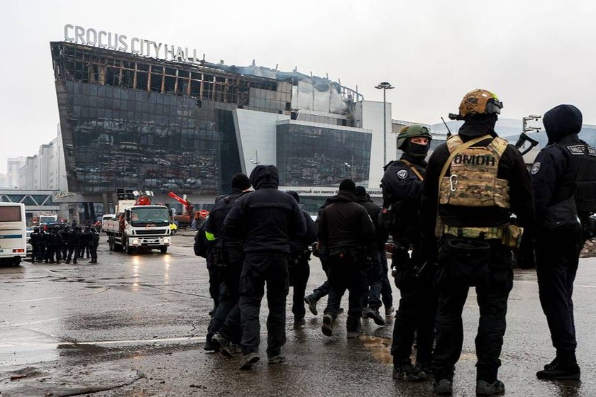 Lực lượng an ninh Nga làm nhiệm vụ bên ngoài tòa nhà Crocus City Hall, nơi xảy ra vụ tấn công khủng bố tối 22/3.