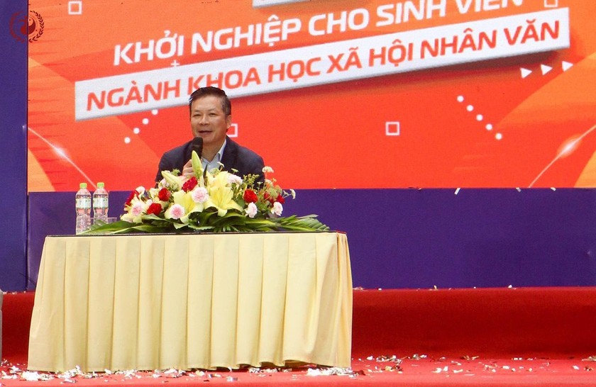 Ông Phạm Thanh Hưng - Phó chủ tịch HĐQT Cen Group chia sẻ với sinh viên tại Ngày hội việc làm.