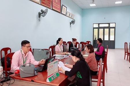 Phòng giao dịch NHCSXH huyện Phú Vang hướng dẫn người dân vay vốn chương trình xuất khẩu lao động.