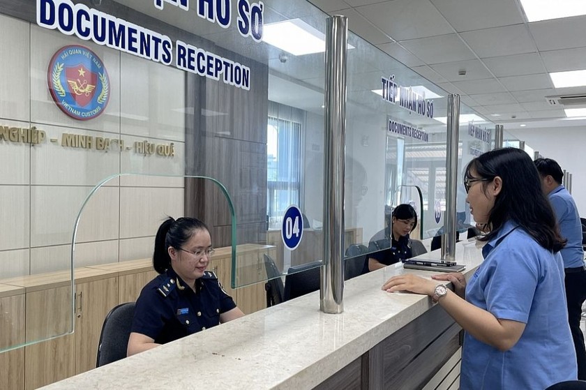 Hoạt động nghiệp vụ tại Chi cục Hải quan cửa khẩu sân bay quốc tế Đà Nẵng. (Ảnh: N.Linh)