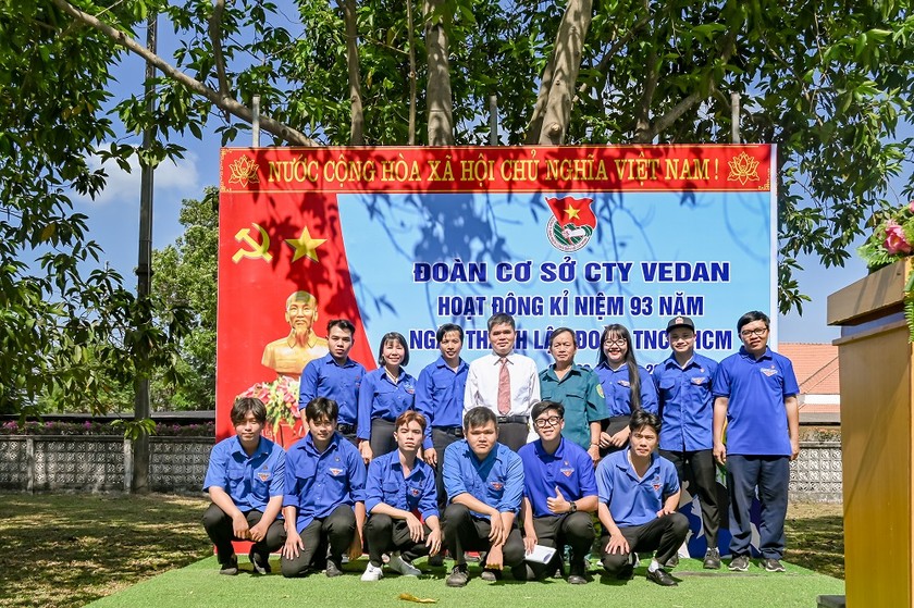 Ông Ko Chung Chih (Phó tổng giám đốc Vedan Việt Nam) và Ban chấp hành Đoàn thanh niên Vedan Việt Nam cùng với các bạn Đoàn viên trong Lễ kết nạp.
