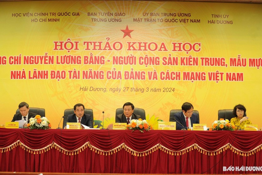 Các đồng chí lãnh đạo chủ trì Hội thảo. (Nguồn ảnh: baohaiduong.vn)