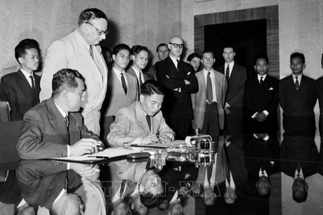 Ngày 20/7/1954, đại diện các bên ký Hiệp định đình chiến ở Việt Nam. (Ảnh: Tư liệu TTXVN) 