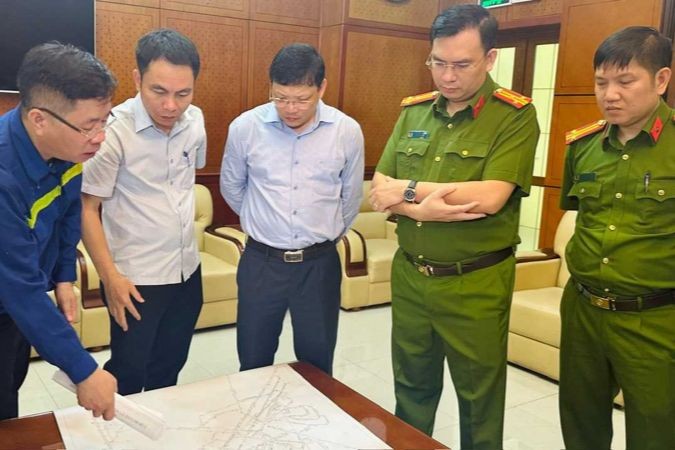 Phó Chủ tịch UBND tỉnh Quảng Ninh Nghiêm Xuân Cường (đứng giữa) chỉ đạo khắc phục sự cố. (Ảnh: Công an nhân dân).