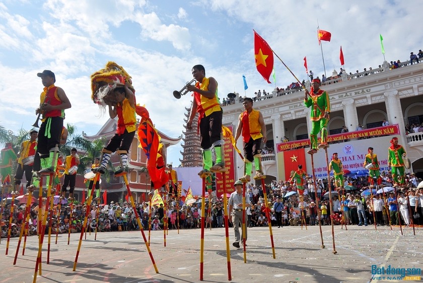 Đi cà kheo múa sư tử - một trò chơi dân gian ở huyện Hải Hậu, Nam Định. ( Ảnh: Reatimes).