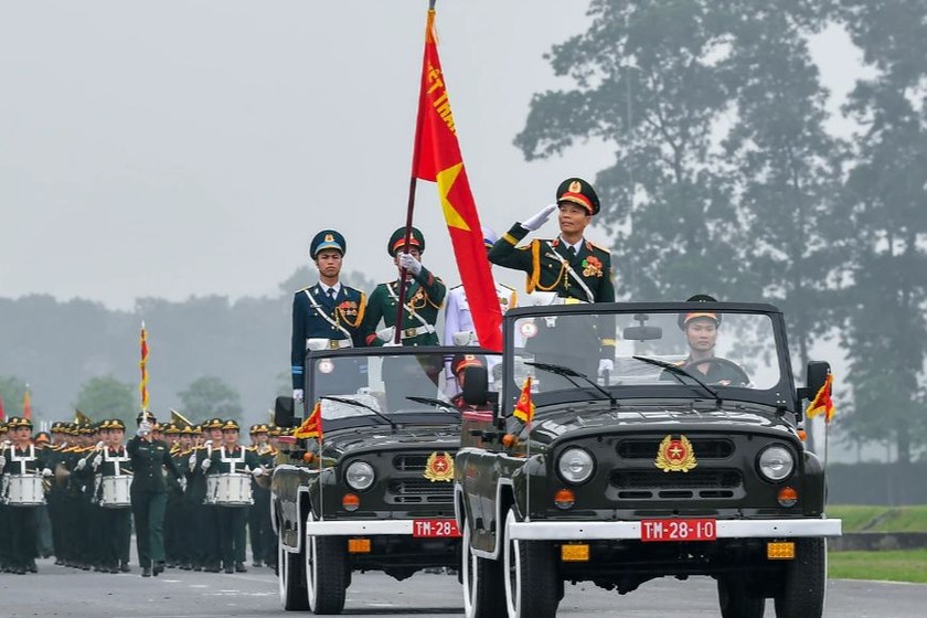  Khối xe Chỉ huy, xe Tổ Quân kỳ toàn quân trong buổi Hợp luyện diễu binh, diễu hành kỷ niệm 70 năm Chiến thắng Điện Biên Phủ diễn ra ngày 4/4/2024. (Ảnh: Báo Nhân dân).