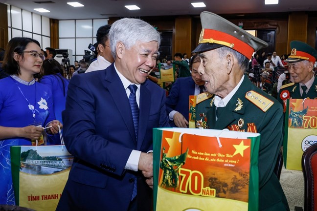 Chủ tịch Ủy ban Trung ương Mặt trận Tổ quốc Việt Nam Đỗ Văn Chiến tặng quà cho đại biểu tại chương trình. (Ảnh: Quang Vinh)