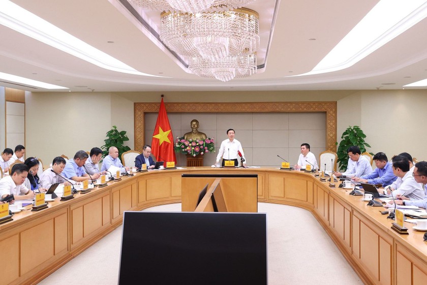 Phó Thủ tướng Trần Hồng Hà nêu rõ điện mặt trời mái nhà là nguồn năng lượng tái tạo cần khuyến khích phát triển. (Ảnh: VGP).