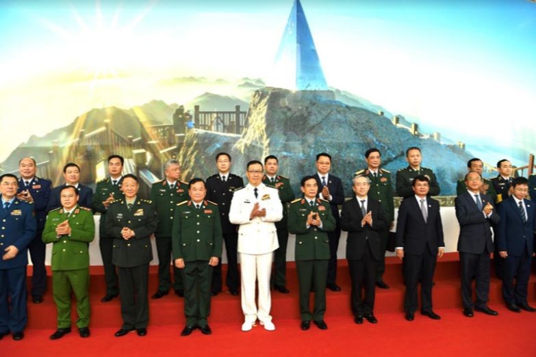 Đoàn đại biểu Bộ Quốc phòng hai nước dự hội đàm chụp ảnh chung. 
