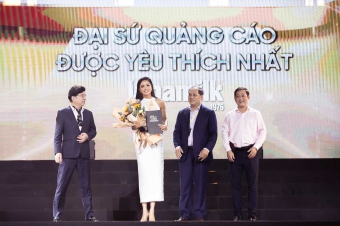 Hoa hậu H'hen Niê nhận giải Đại sứ được yêu thích nhất. (Ảnh: BTC).