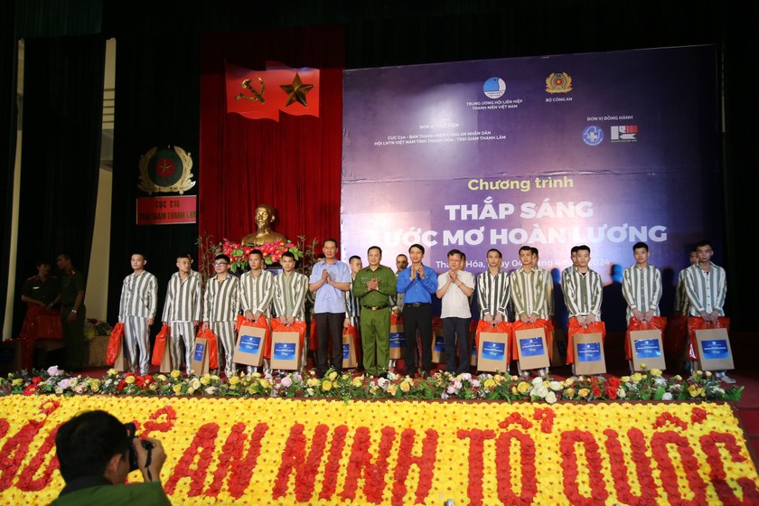 Chương trình “Thắp sáng ước mơ hoàn lương” trao quà cho các phạm nhân đang chấp hành án tại Trại giam Thanh Lâm. ( Ảnh trong bài: Đăng Hải).