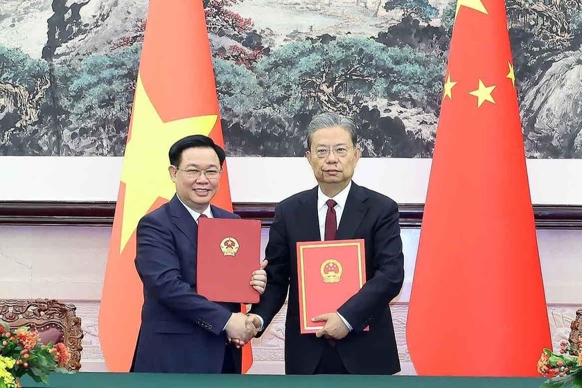 Chủ tịch Quốc hội Vương Đình Huệ và Ủy viên trưởng Triệu Lạc Tế đã ký Thỏa thuận hợp tác giữa Quốc hội Việt Nam và Nhân đại toàn quốc Trung Quốc. (Nguồn ảnh: quochoi.vn).