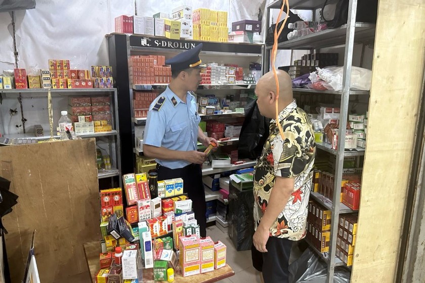 Lực lượng QLTT tỉnh Quảng Ninh kiểm tra cửa hàng thuốc tân dược tại Chợ Trung tâm Móng Cái. (Ảnh: Tổng cục QLTT)
