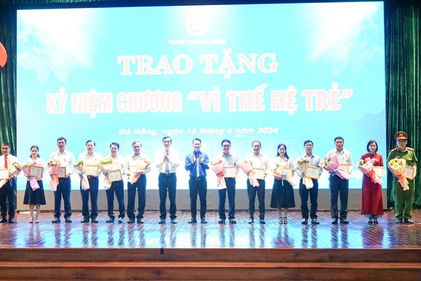 Ông Lê Trung Chinh , Chủ tịch UBND TP Đà Nẵng trao kỷ niệm chương “Vì thế hệ trẻ” cho các cán bộ Đoàn xuất sắc trong công tác công tác đoàn, hội, đội. (Ảnh: PV)