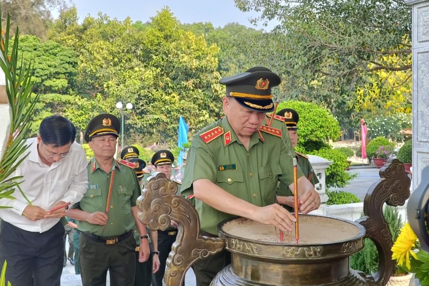 Đại tướng Tô Lâm dâng hương tưởng niệm, tri ân các anh hùng liệt sĩ. (Ảnh: Dũng Tiến)