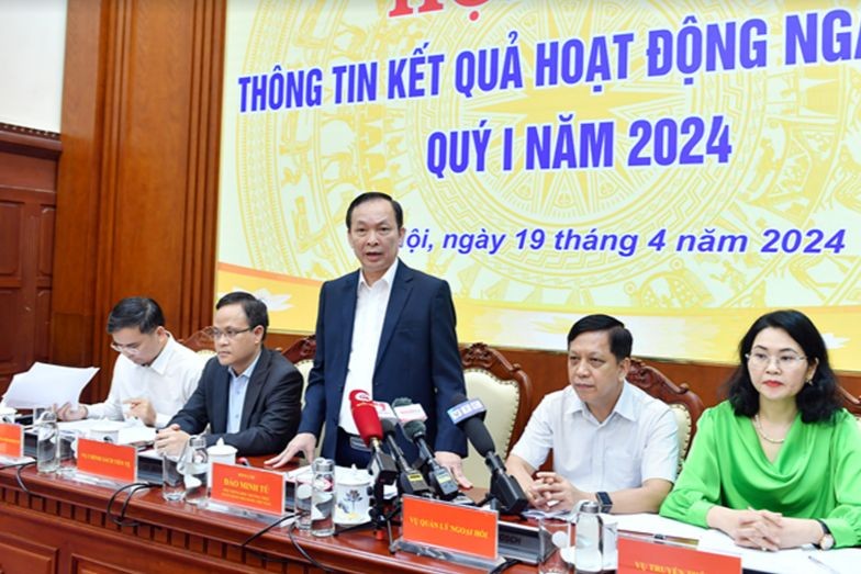Phó Thống đốc thường trực NHNN Đào Minh Tú chủ trì họp báo. (Ảnh: NHNN).